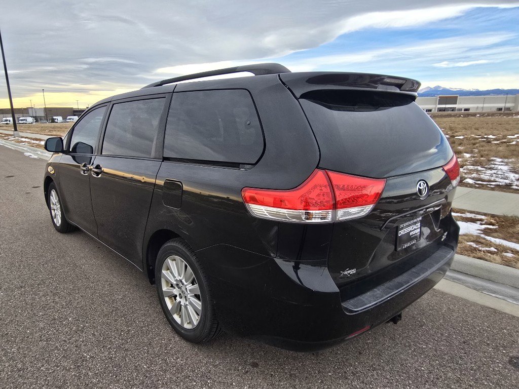 Used 2014 Toyota Sienna XLE image 3