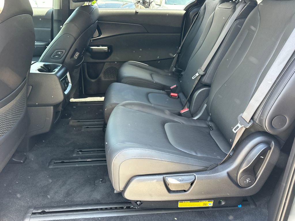 Certified 2025 Kia Carnival SX w/ SX Dark Edition Package FWD image 17