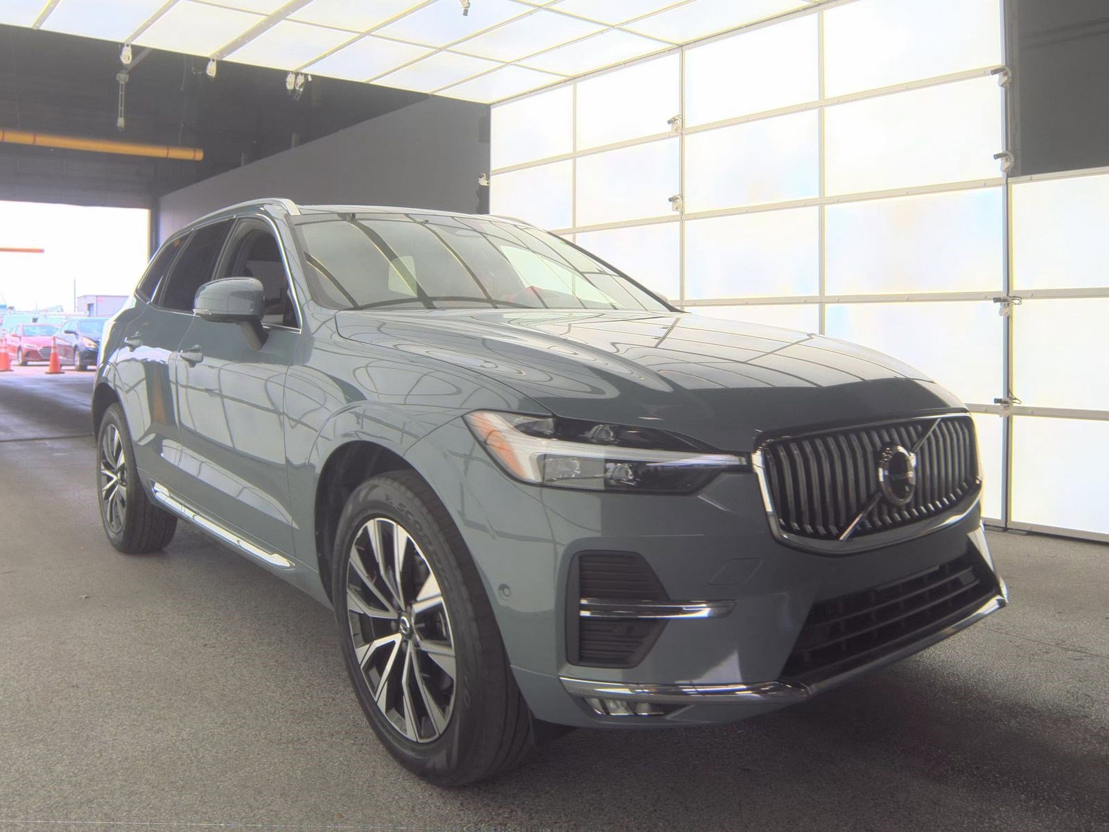 Used 2023 Volvo XC60 B5 Plus FWD image 4