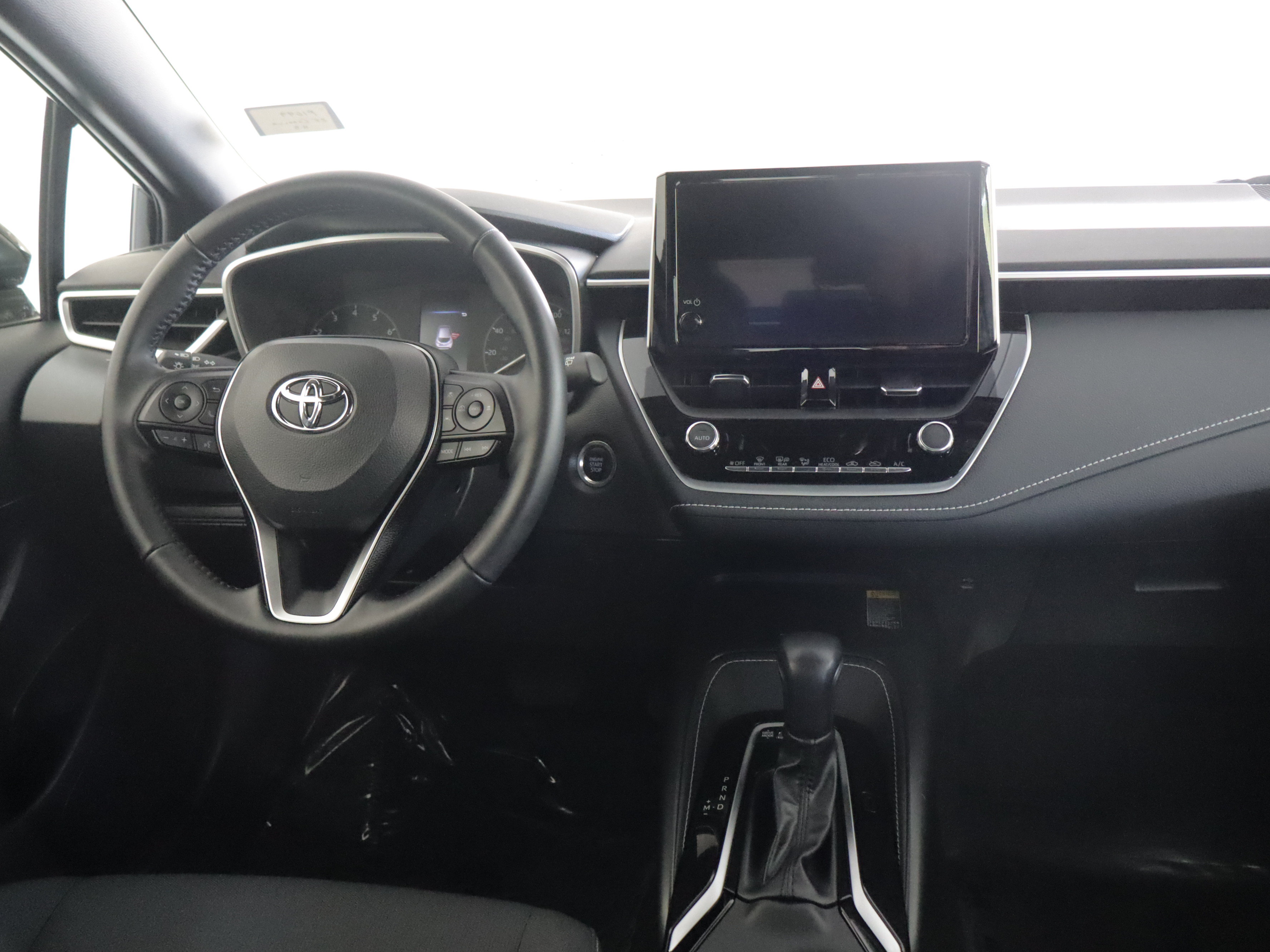 Used 2025 Toyota Corolla Hatchback w/ SE Package FWD image 2