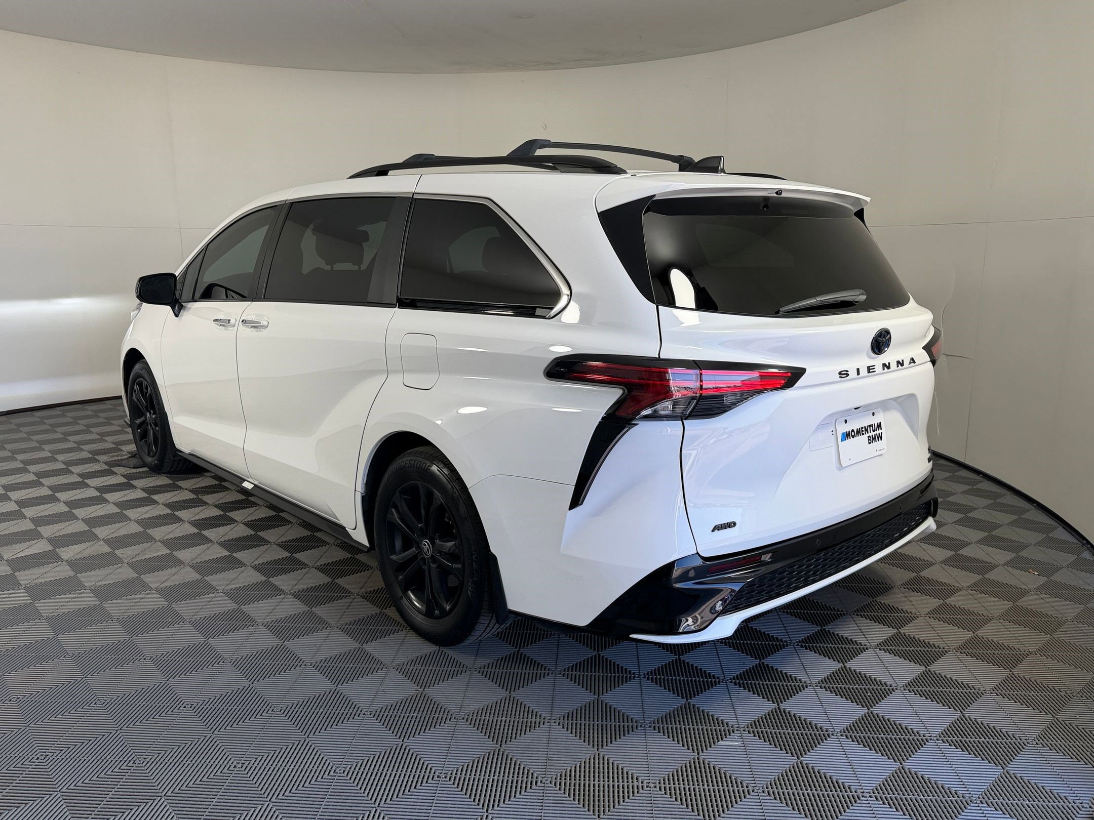 Used 2023 Toyota Sienna XSE AWD/4WD image 3