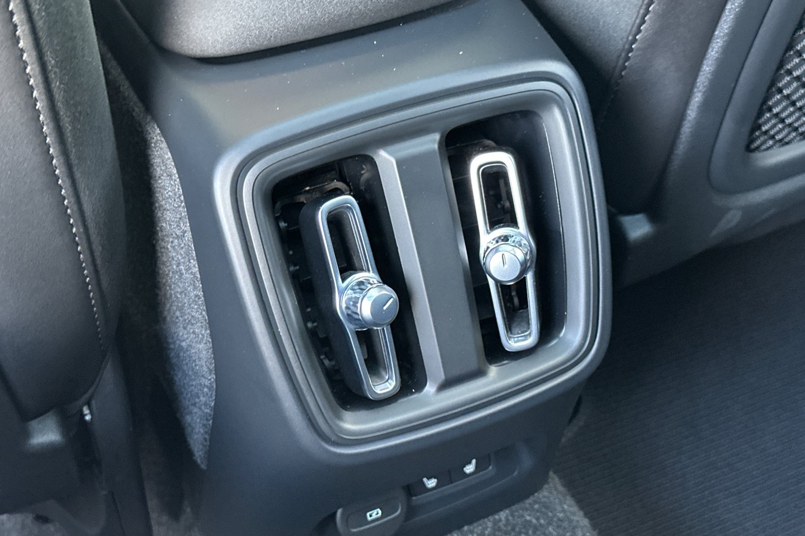 Certified 2024 Volvo XC40 Recharge Ultimate w/ Protection Package Premier RWD image 14