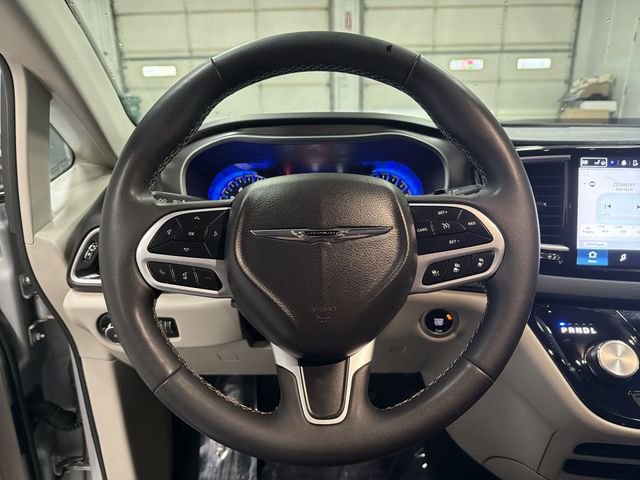 Used 2024 Chrysler Pacifica Touring-L image 32