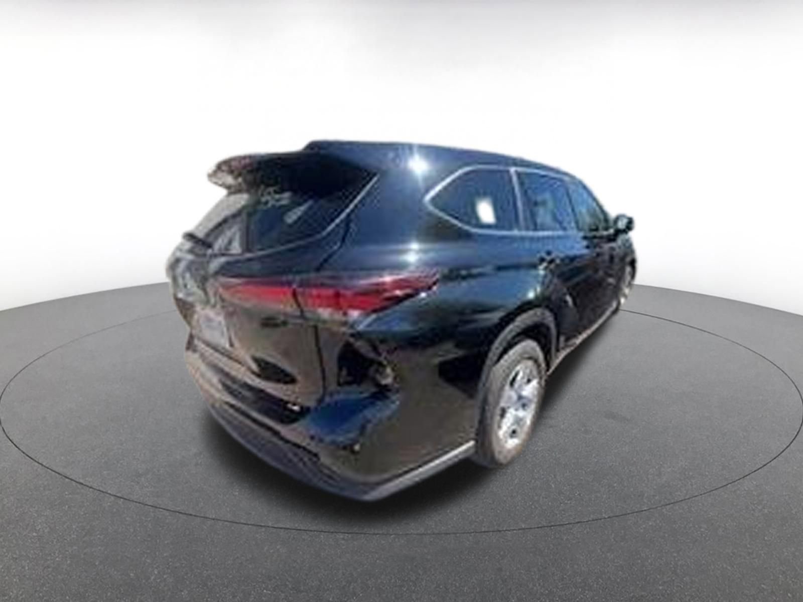 Used 2025 Toyota Highlander LE image 10