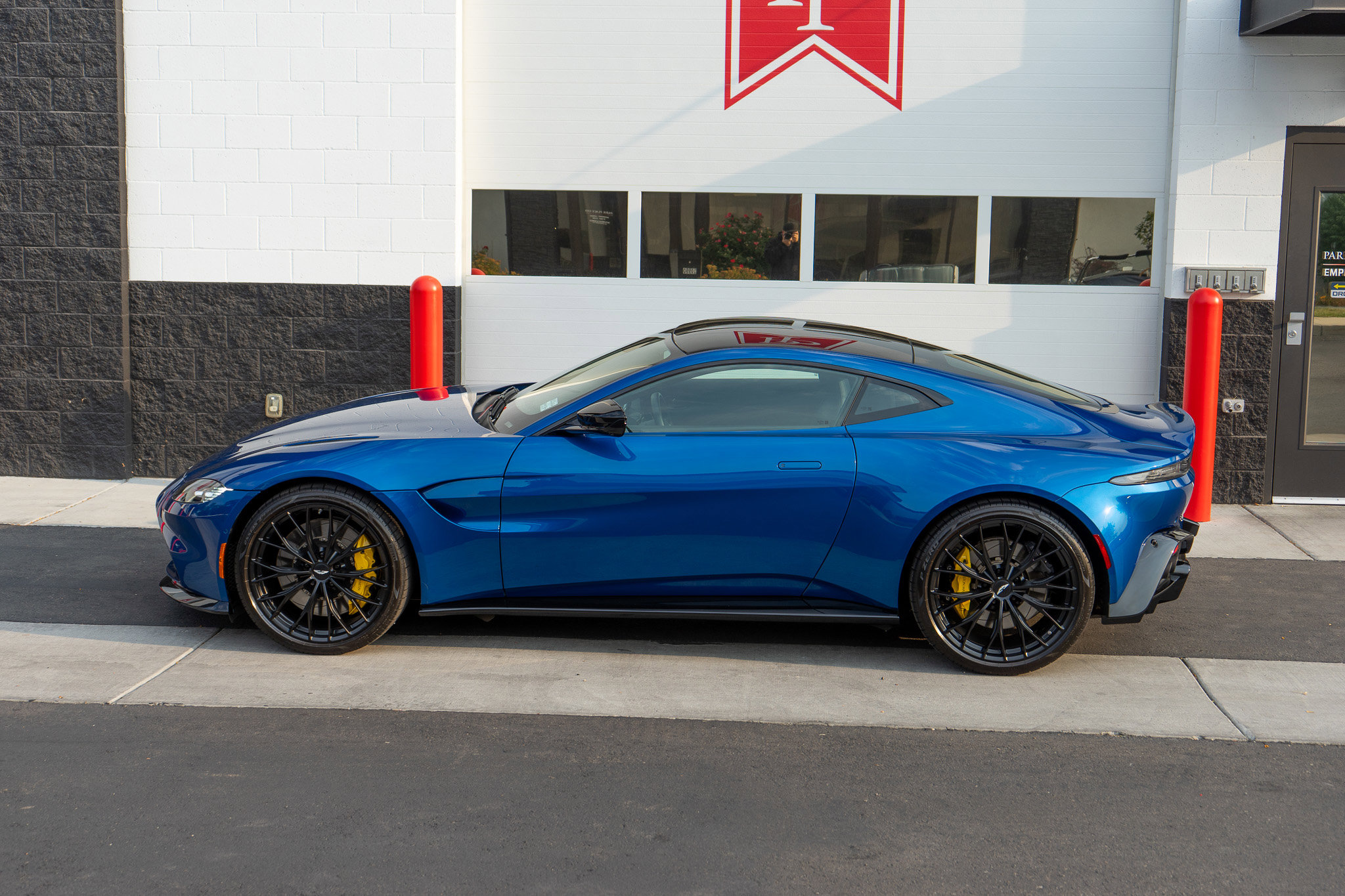 Used 2022 Aston Martin V8 Vantage Coupe image 54