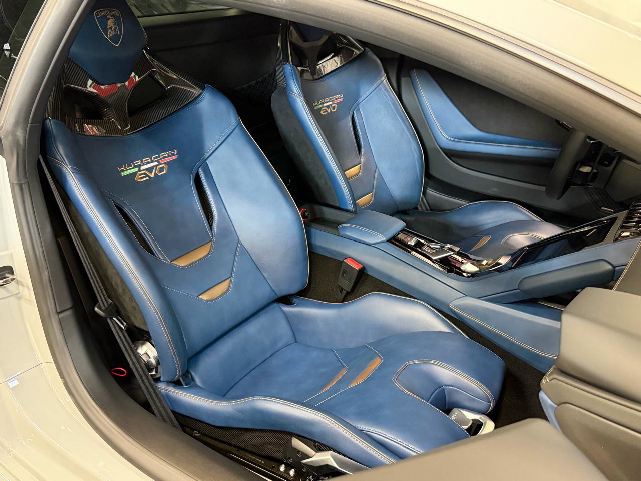 Used 2021 Lamborghini Huracan EVO image 25