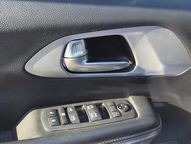 Used 2018 Chrysler Pacifica Touring-L image 9