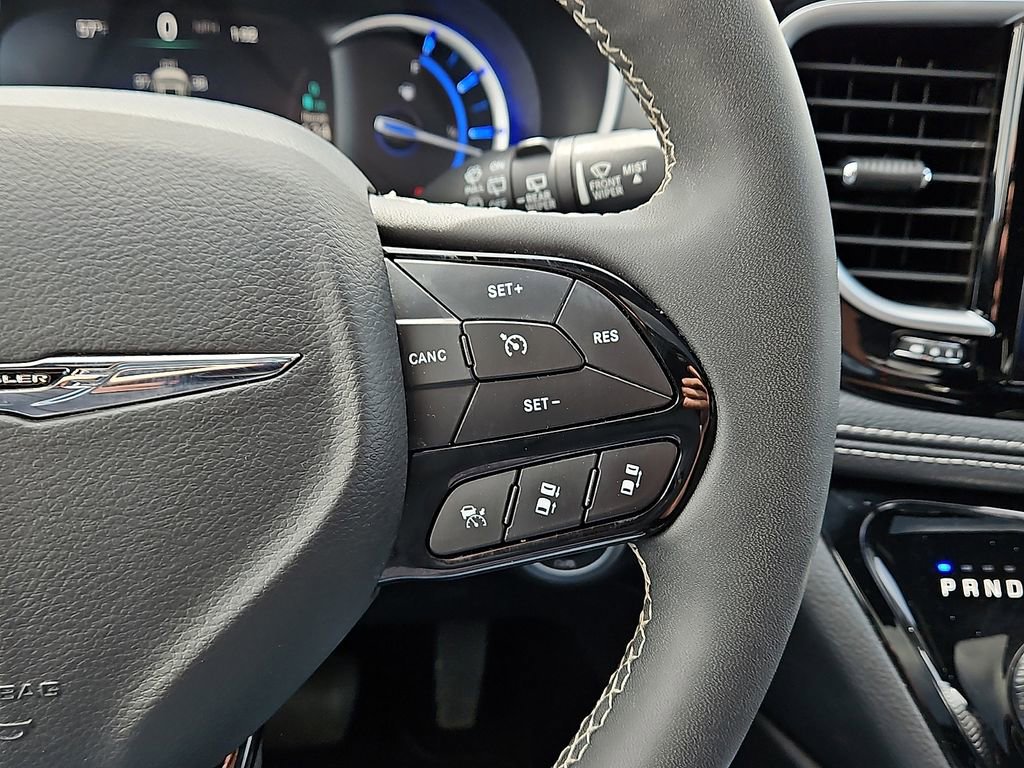 Used 2024 Chrysler Pacifica Premium image 18