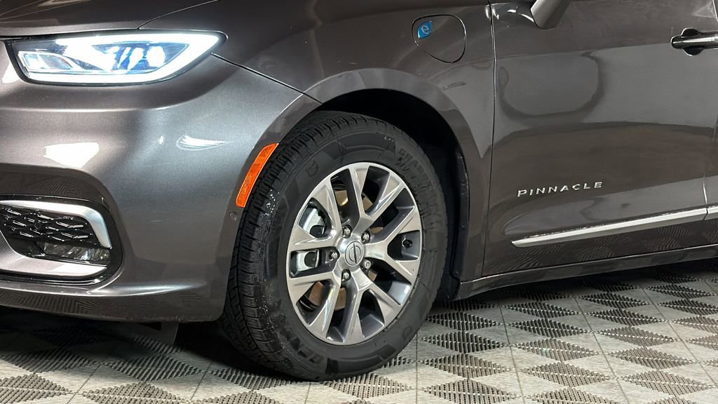 Used 2021 Chrysler Pacifica Pinnacle FWD image 4