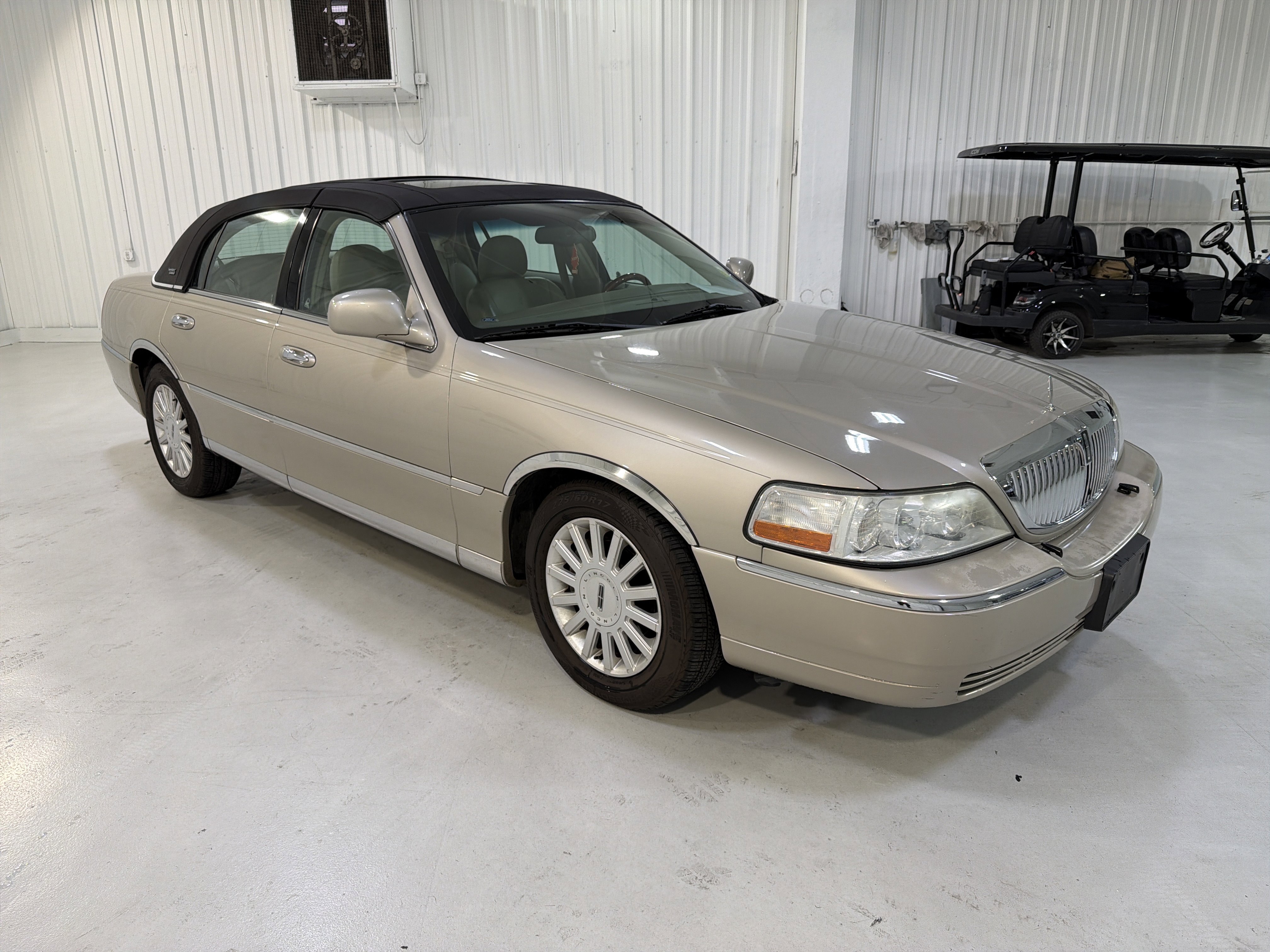 Used 2005 Lincoln Town Car Signature Limited image 7