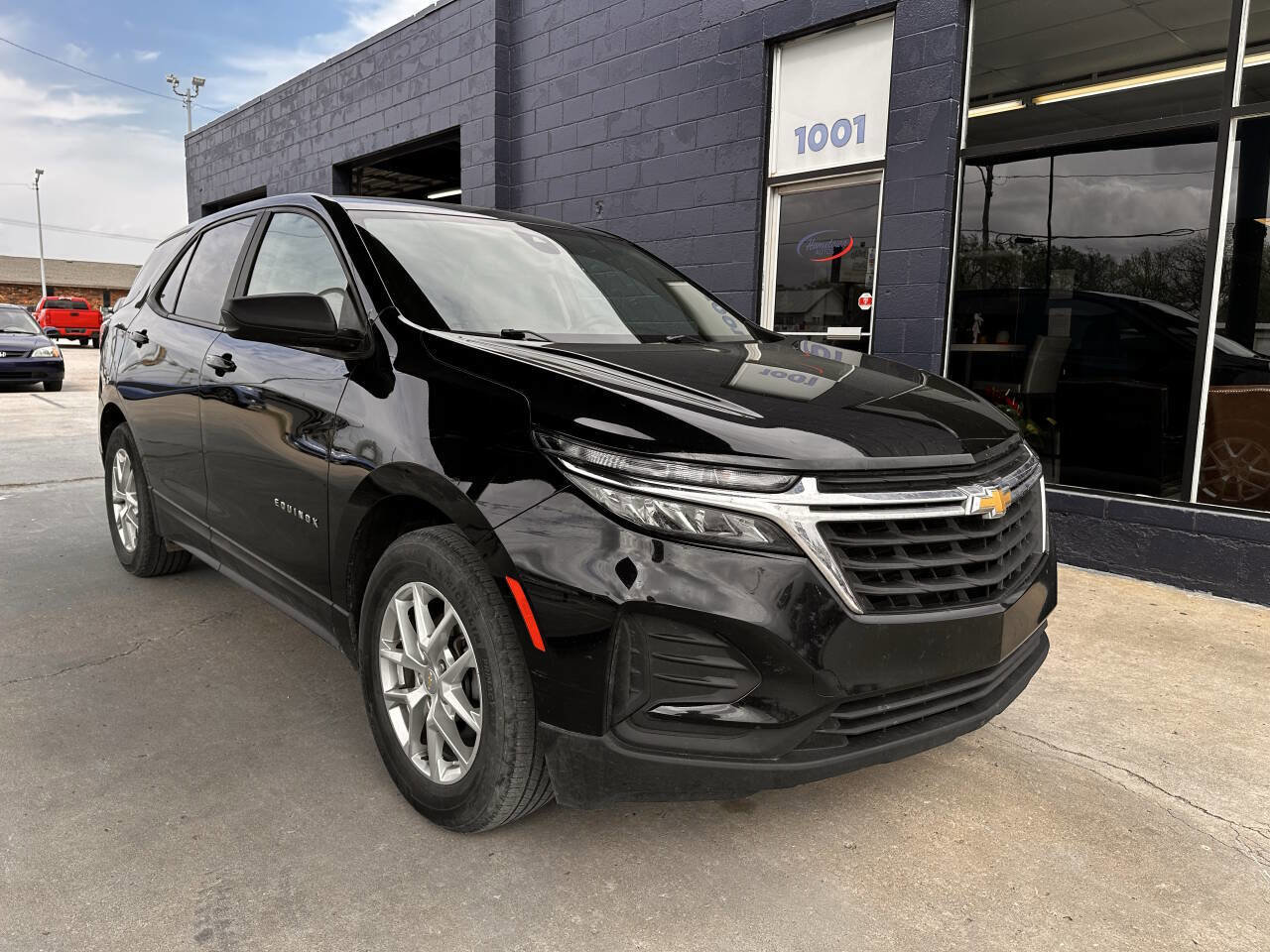 Used 2023 Chevrolet Equinox LS image 2