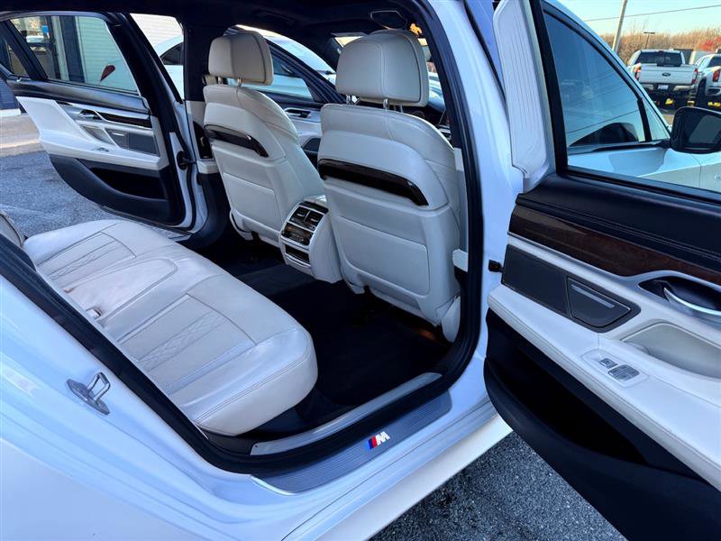Used 2018 BMW 750i image 18