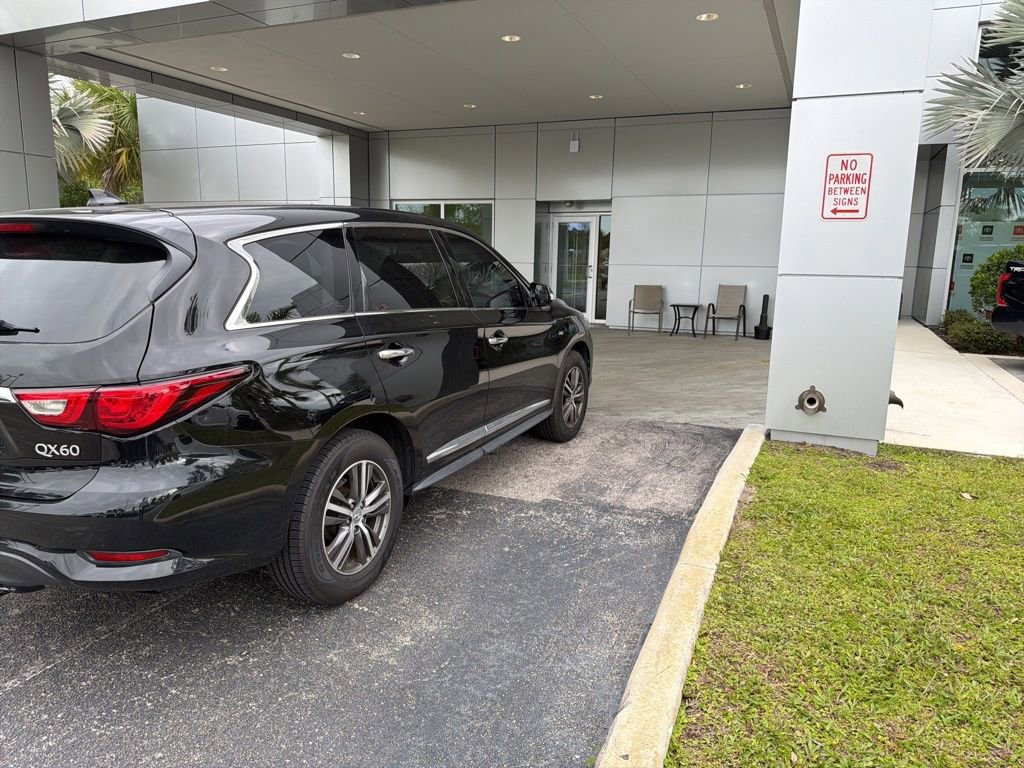 Used 2017 INFINITI QX60 FWD image 4