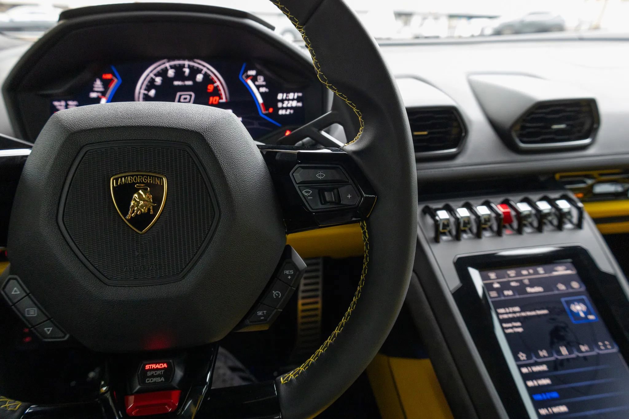 Used 2024 Lamborghini Huracan EVO image 61