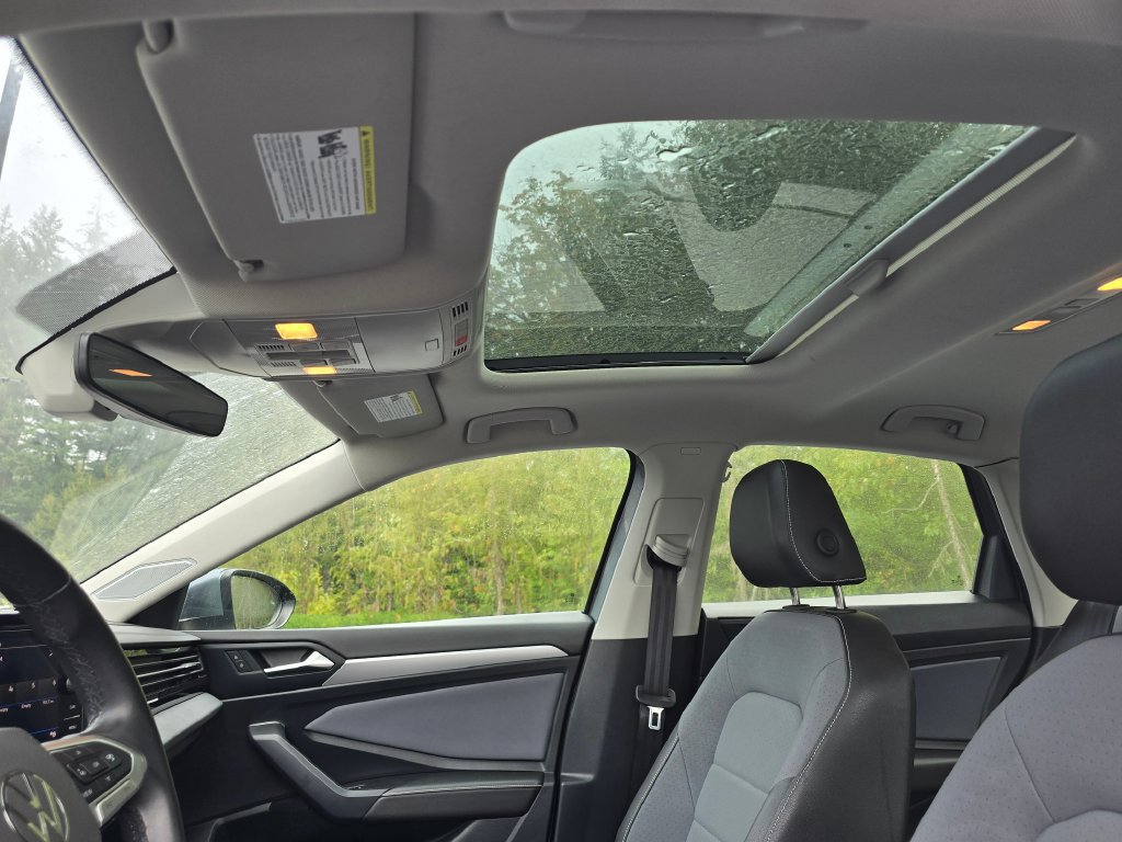 Used 2025 Volkswagen Jetta SE FWD image 4