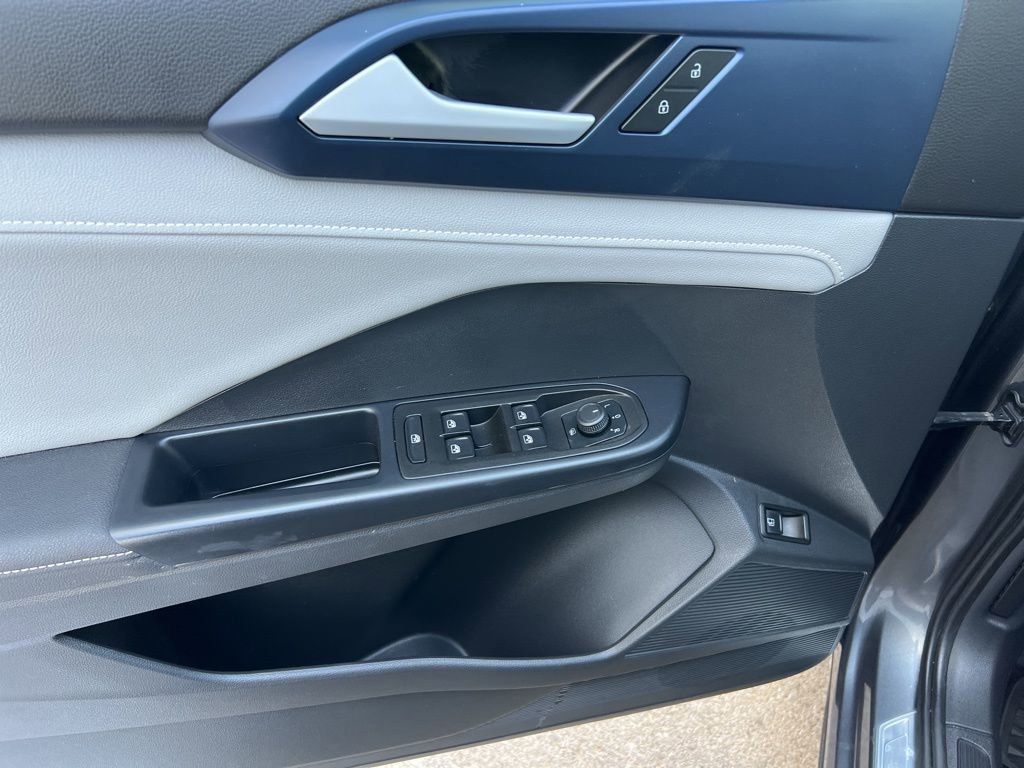 Used 2024 Volkswagen Taos SE image 24