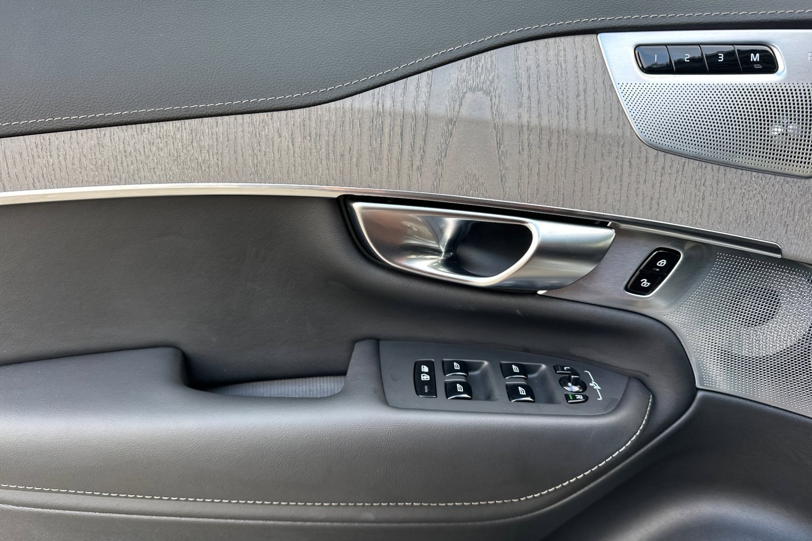 Certified 2025 Volvo XC90 B6 Ultra w/ Protection Package Premier image 15