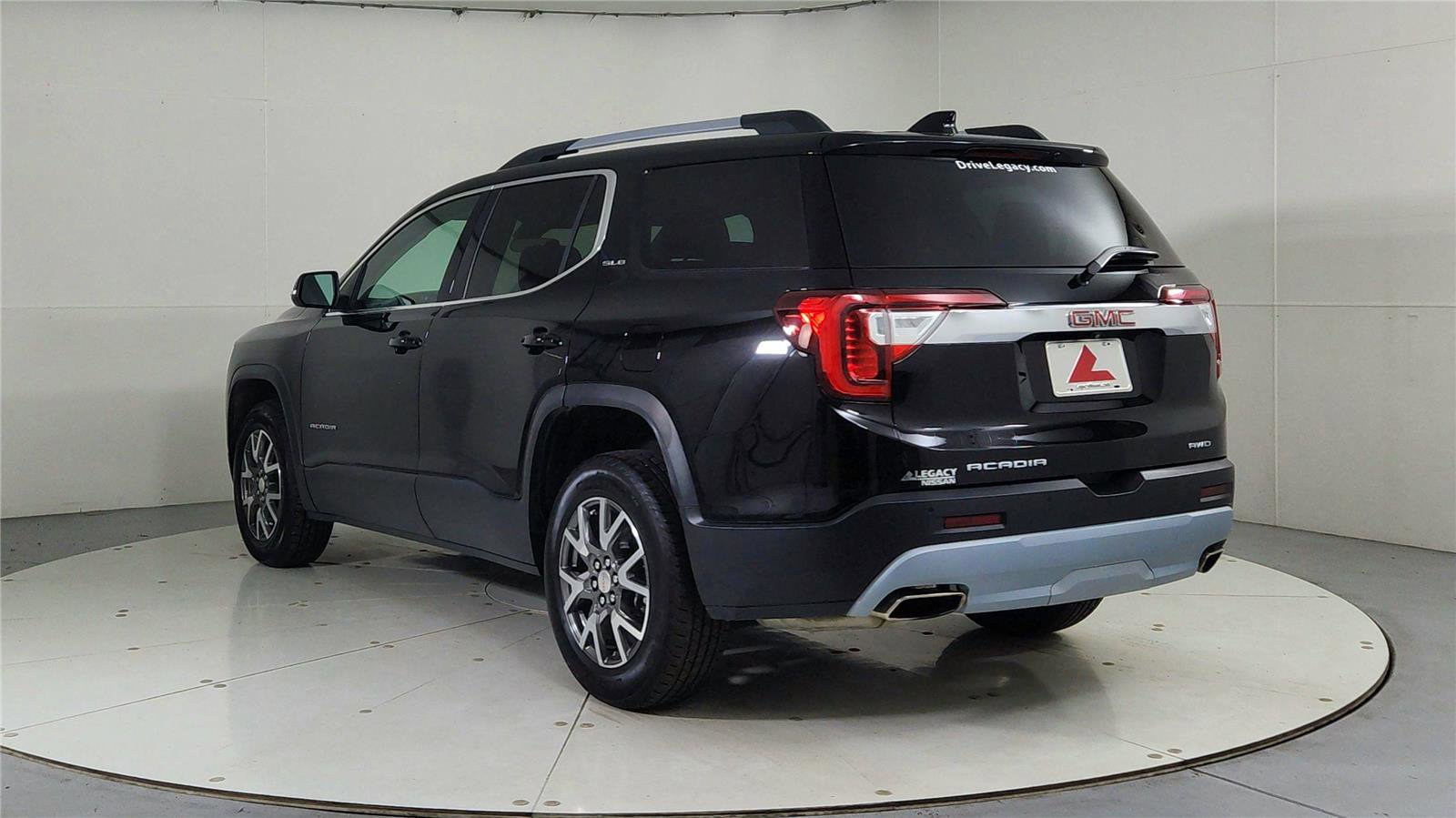 Used 2023 GMC Acadia SLE w/ Driver Convenience Package image 5