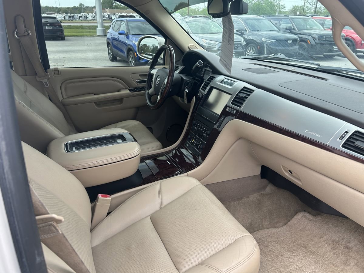 Used 2014 Cadillac Escalade Luxury RWD image 13