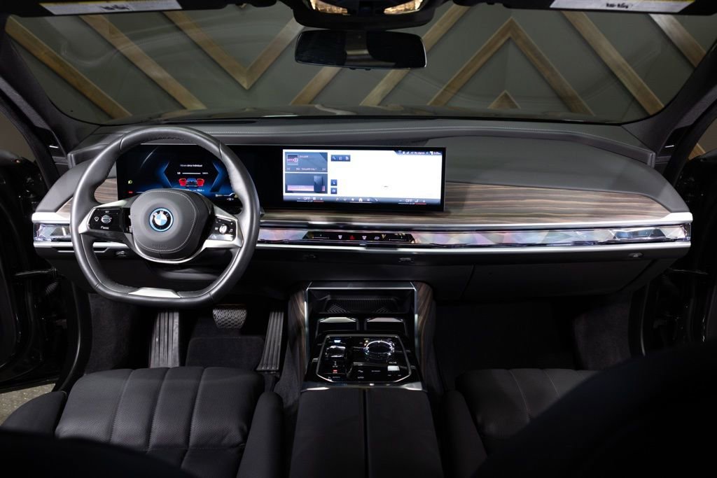 Used 2025 BMW i7 xDrive60 AWD/4WD image 4