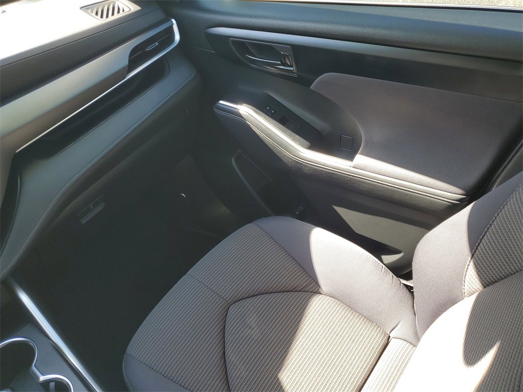 Used 2023 Toyota Highlander LE image 11