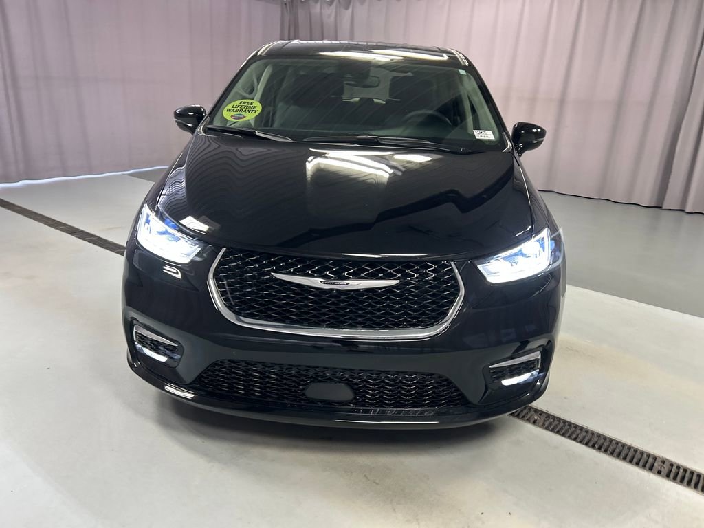 Used 2024 Chrysler Pacifica Select video 2