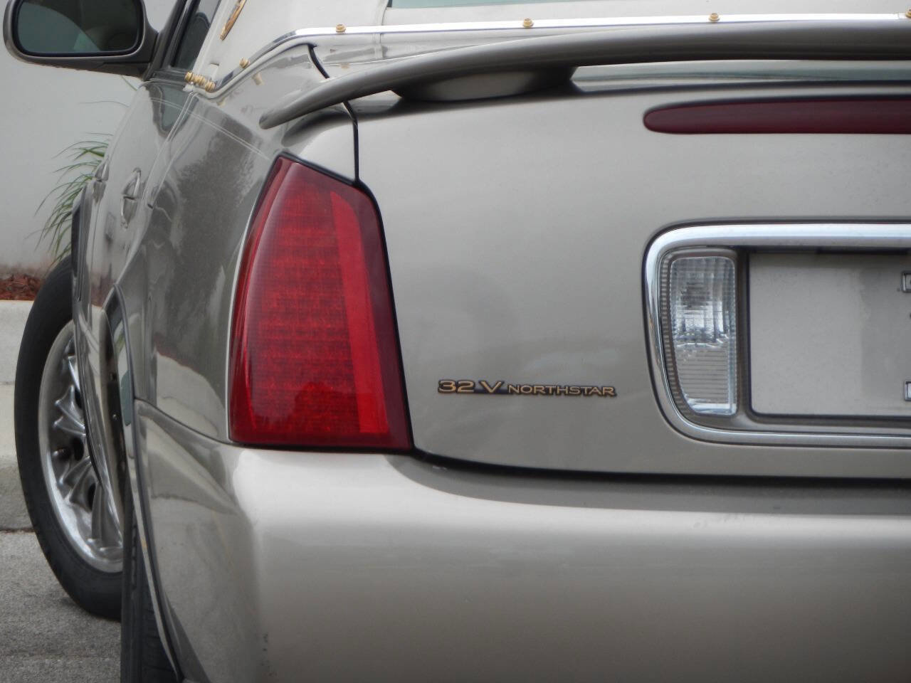 Used 2002 Cadillac De Ville FWD image 1