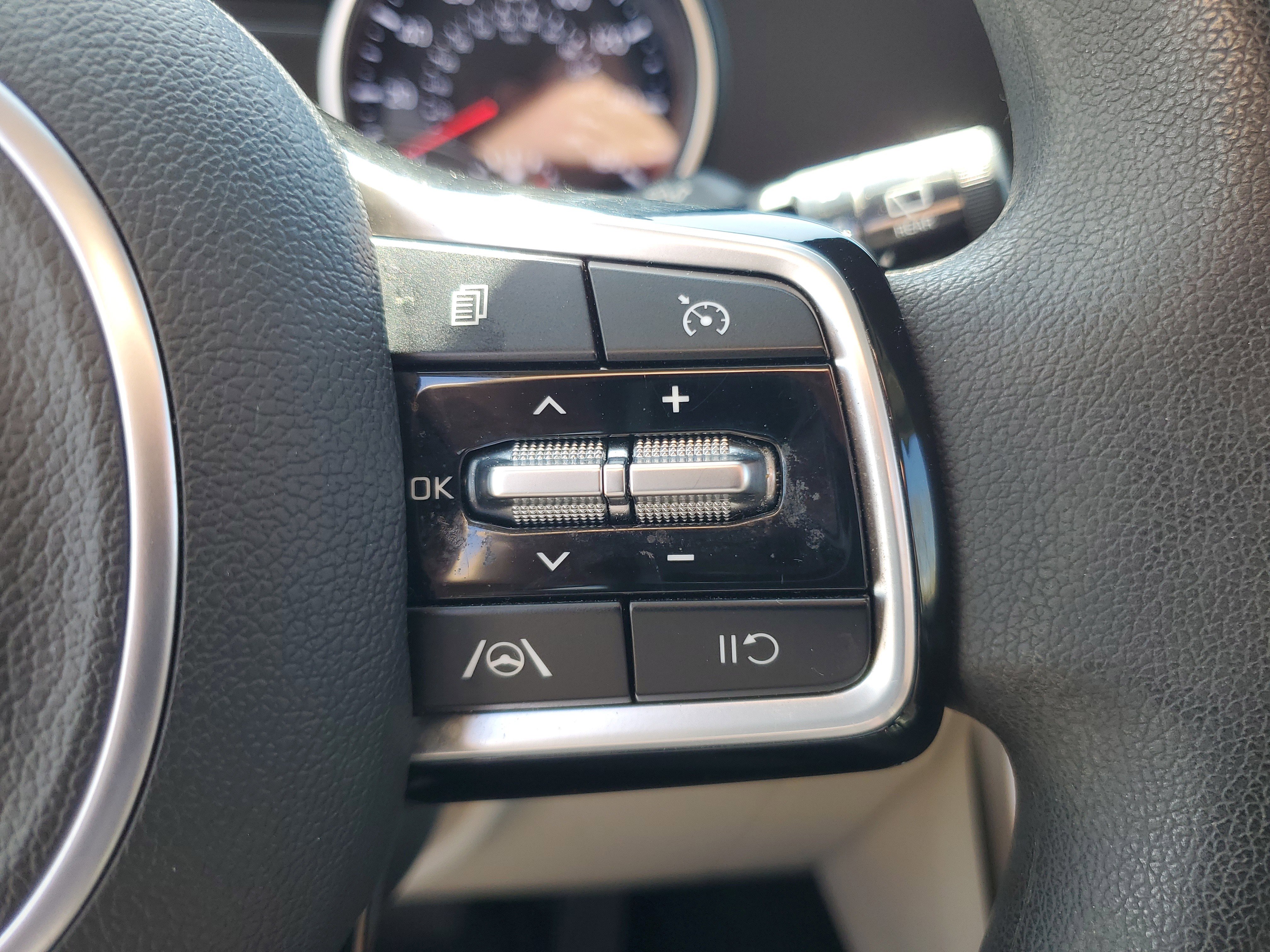 Used 2023 Kia Carnival LX image 12