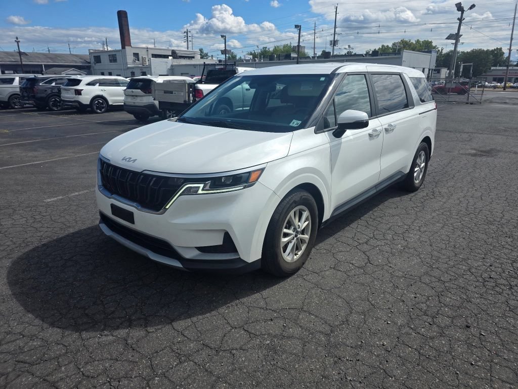 Used 2024 Kia Carnival LX FWD image 3