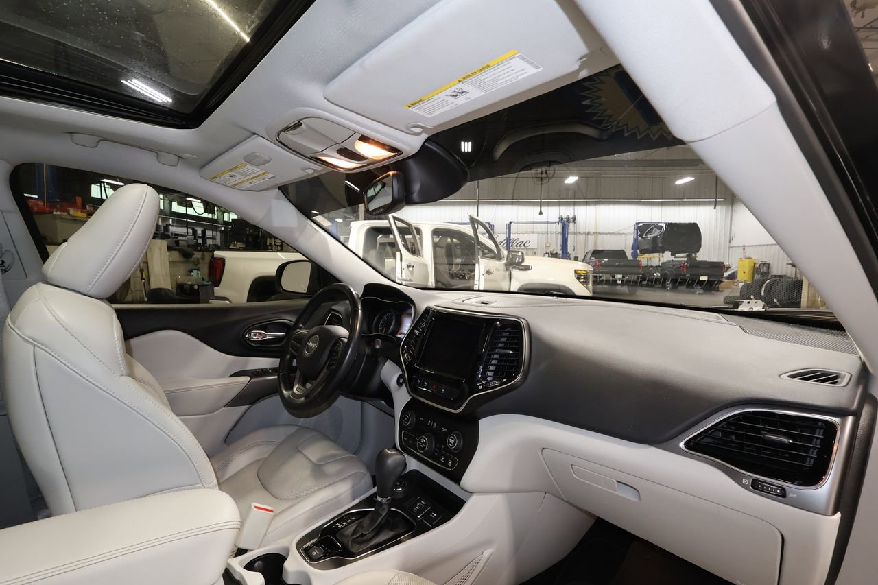 Used 2021 Jeep Cherokee Limited w/ Elite Package AWD/4WD image 28