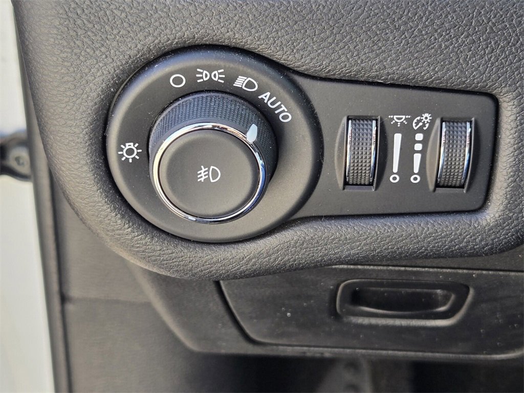 Used 2020 Jeep Cherokee Latitude Plus image 25