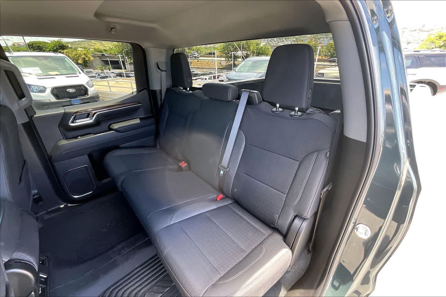 Used 2025 Chevrolet Silverado 1500 LT Trail Boss w/ Dark Appearance Package AWD/4WD image 29
