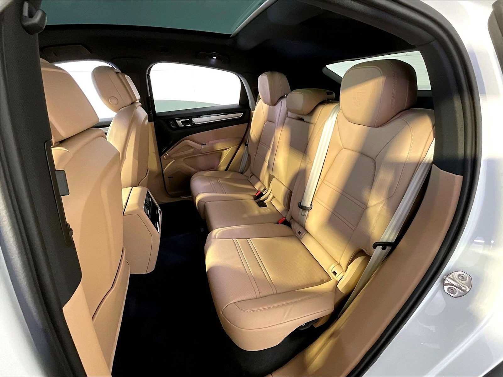 Certified 2023 Porsche Cayenne Coupe AWD/4WD image 24