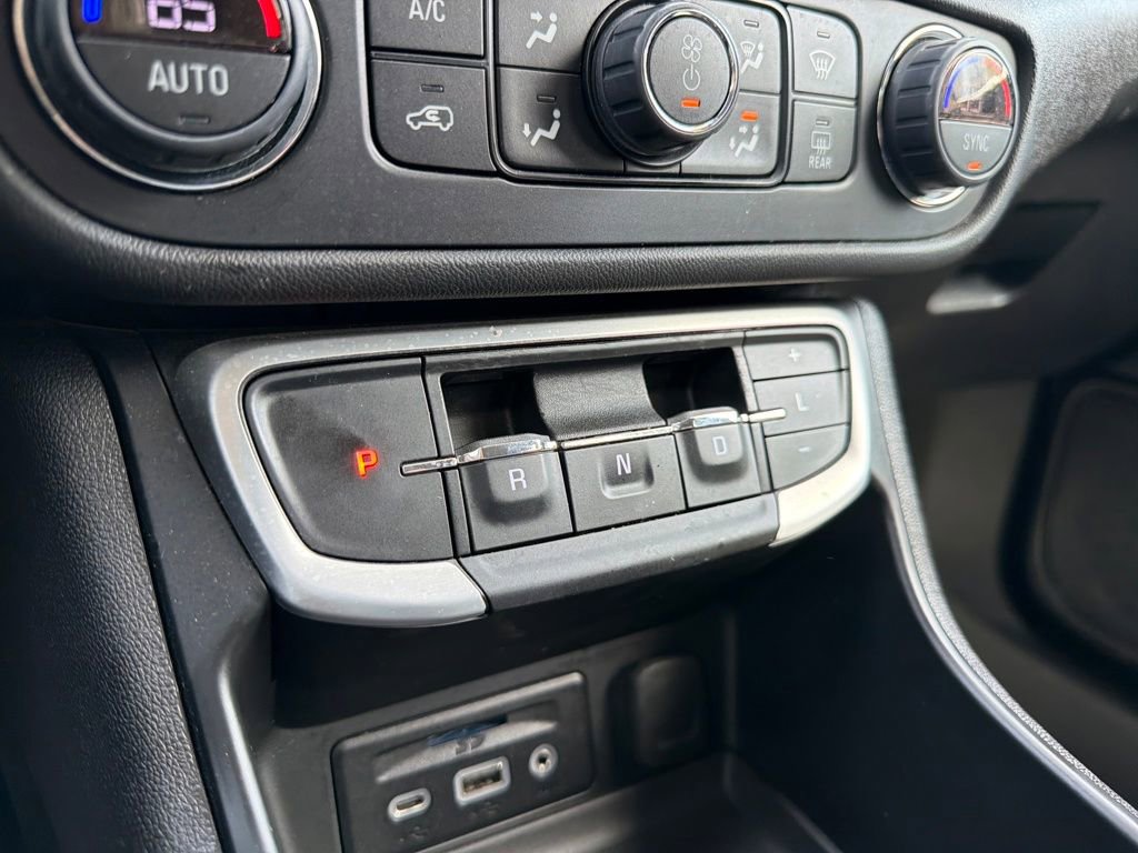 Used 2024 GMC Terrain SLT image 27