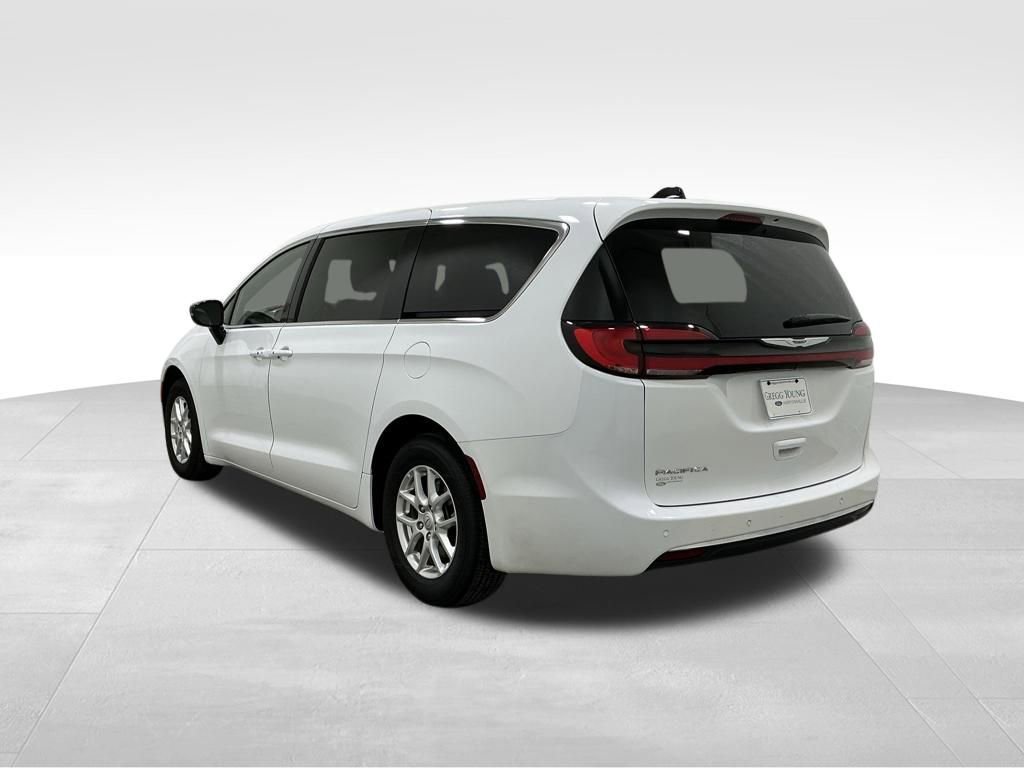 Used 2025 Chrysler Pacifica Select image 3