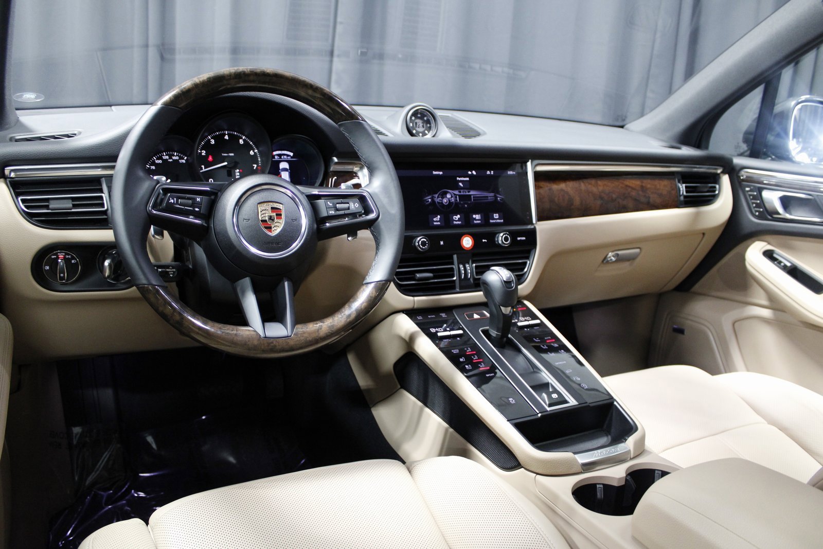 Certified 2025 Porsche Macan image 4