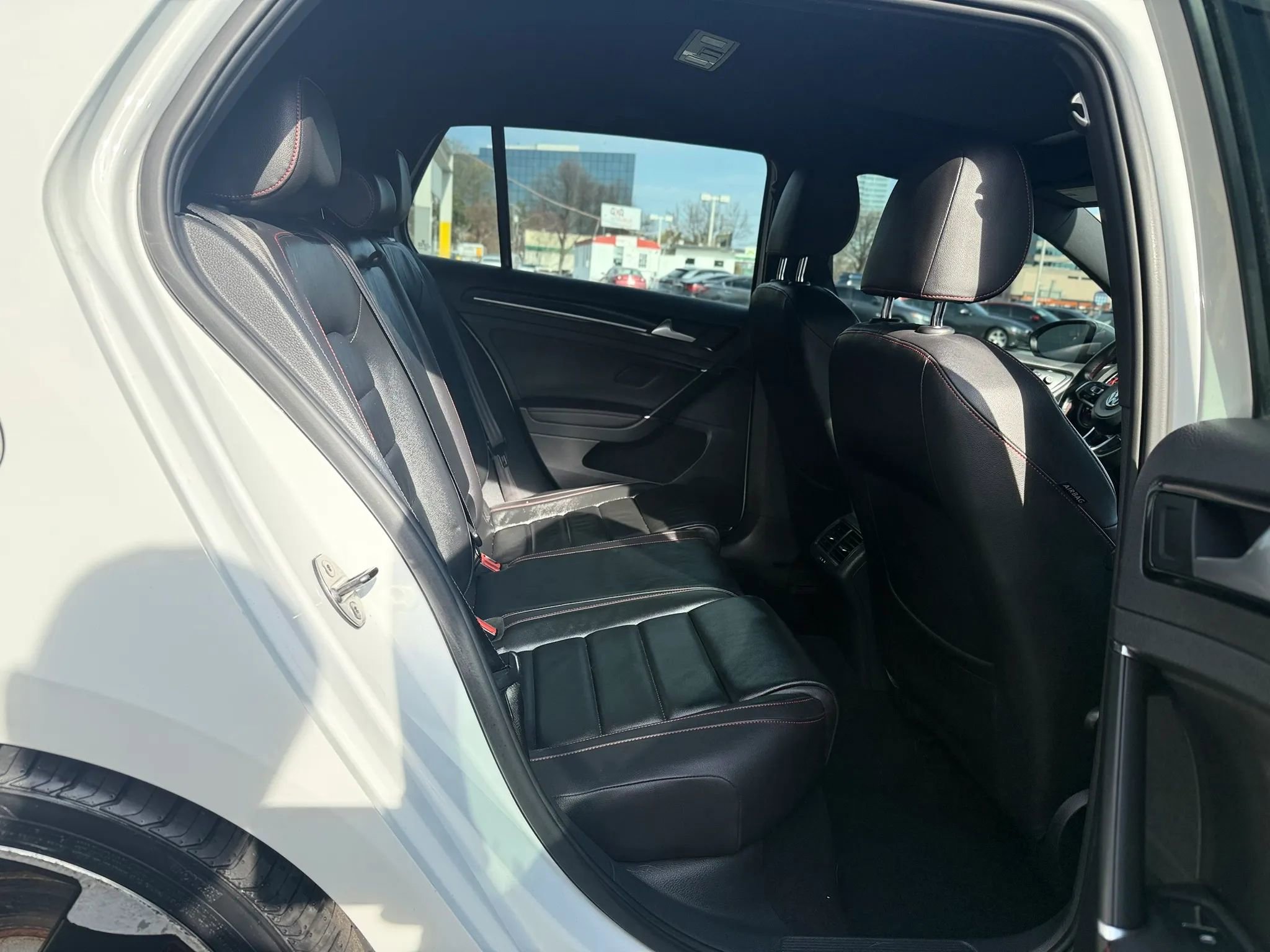 Used 2015 Volkswagen GTI SE image 32