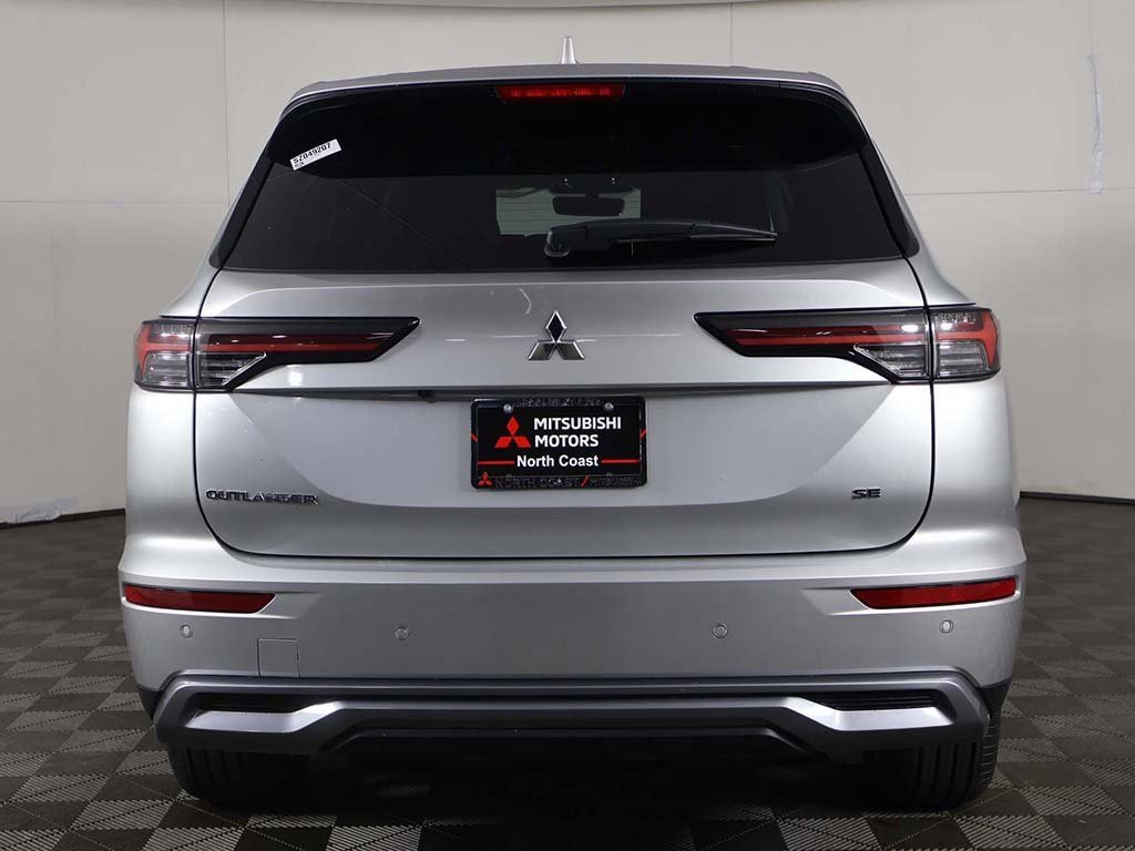 New 2025 Mitsubishi Outlander SE image 15