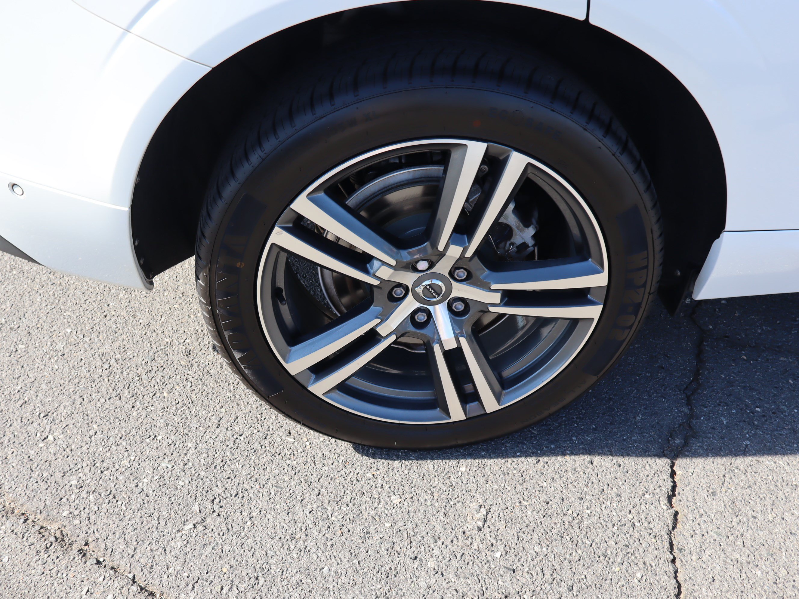 Used 2018 Volvo XC60 T6 Momentum w/ Vision Package AWD/4WD image 39