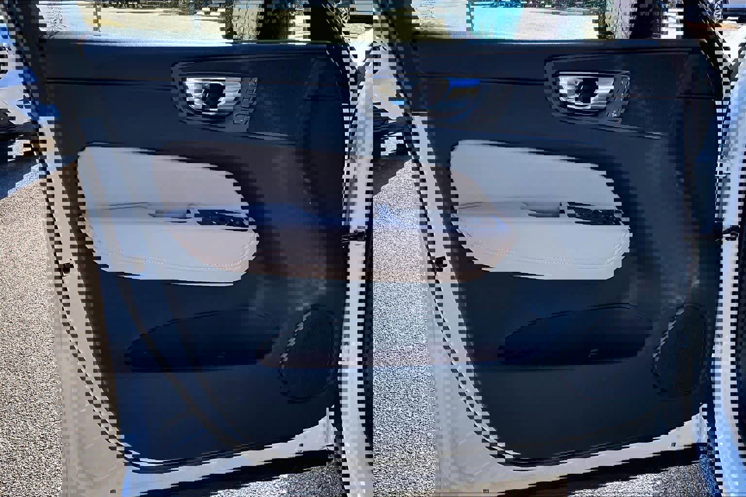 New 2026 Volvo XC60 B5 Plus w/ Protection Package Premier AWD/4WD image 11