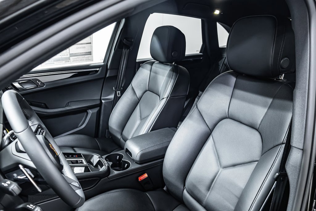 Certified 2025 Porsche Macan image 5