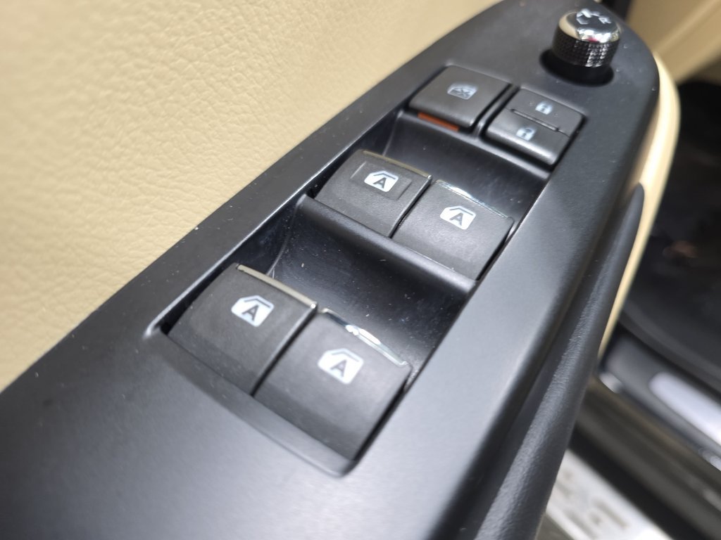 Used 2015 Toyota Highlander Limited Platinum FWD image 27