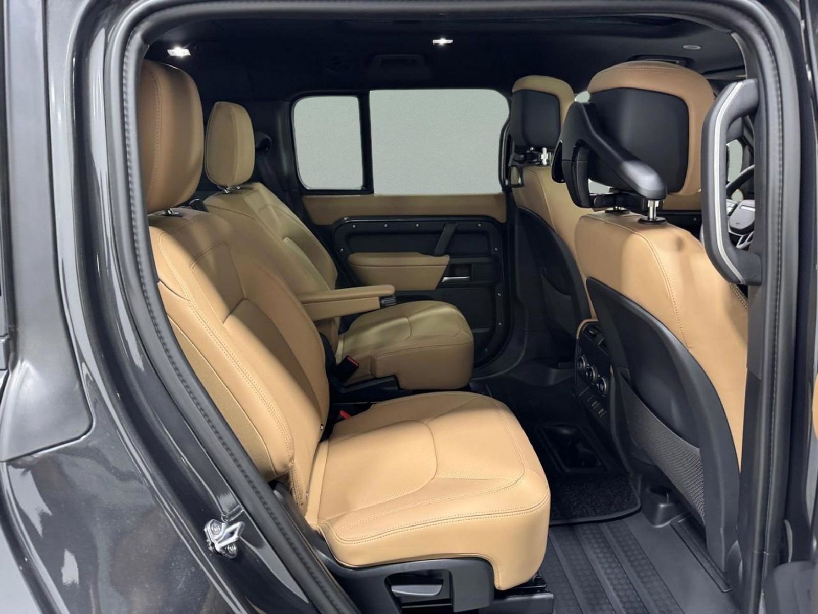 New 2026 Land Rover Defender 130 X-Dynamic SE image 9