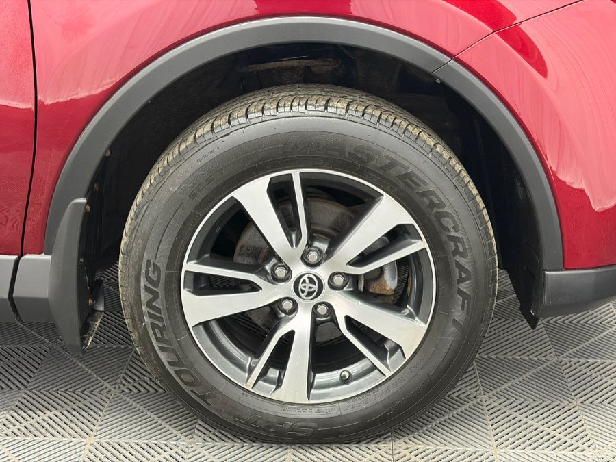 Used 2018 Toyota RAV4 XLE AWD/4WD image 30