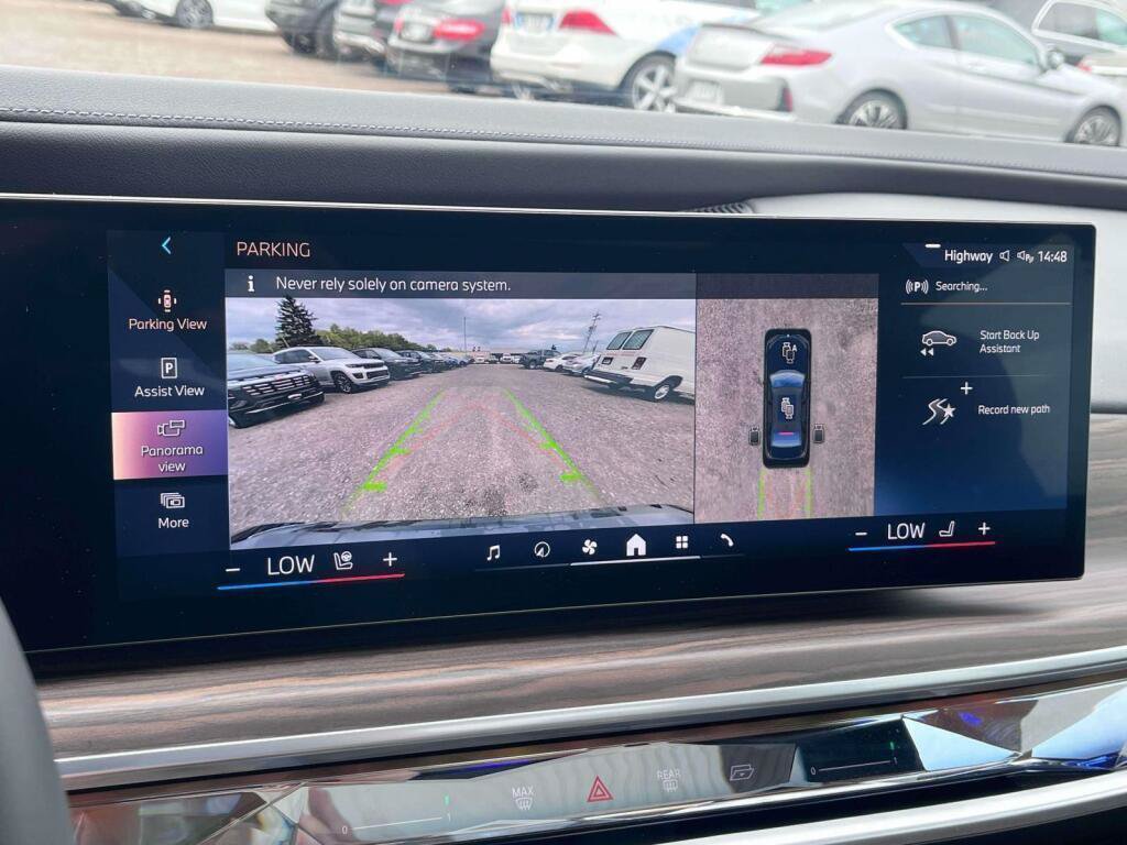 Used 2025 BMW 740i xDrive w/ Premium Package AWD/4WD image 28