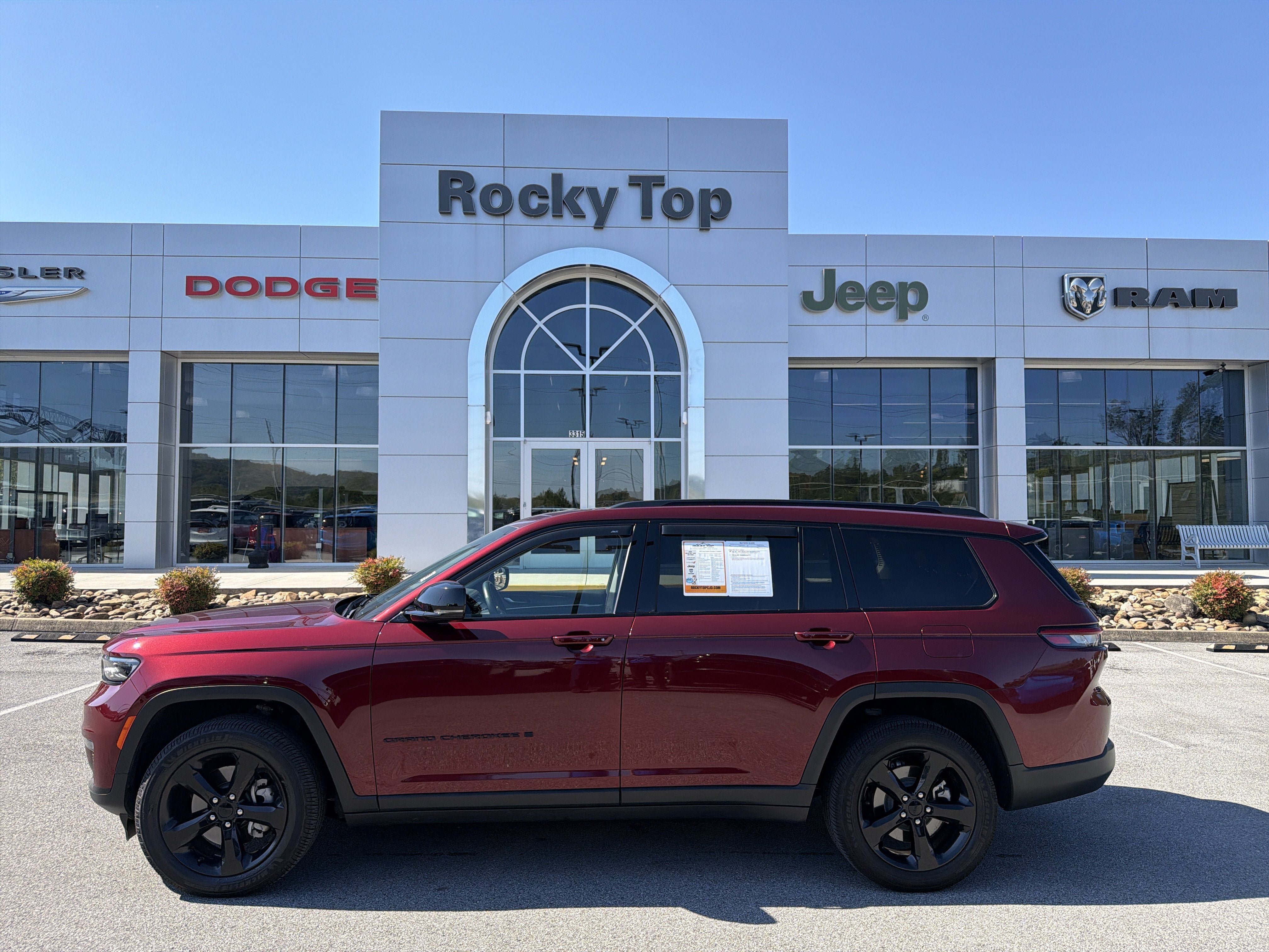 Used 2022 Jeep Grand Cherokee L Limited w/ Black Appearance Package AWD/4WD image 1