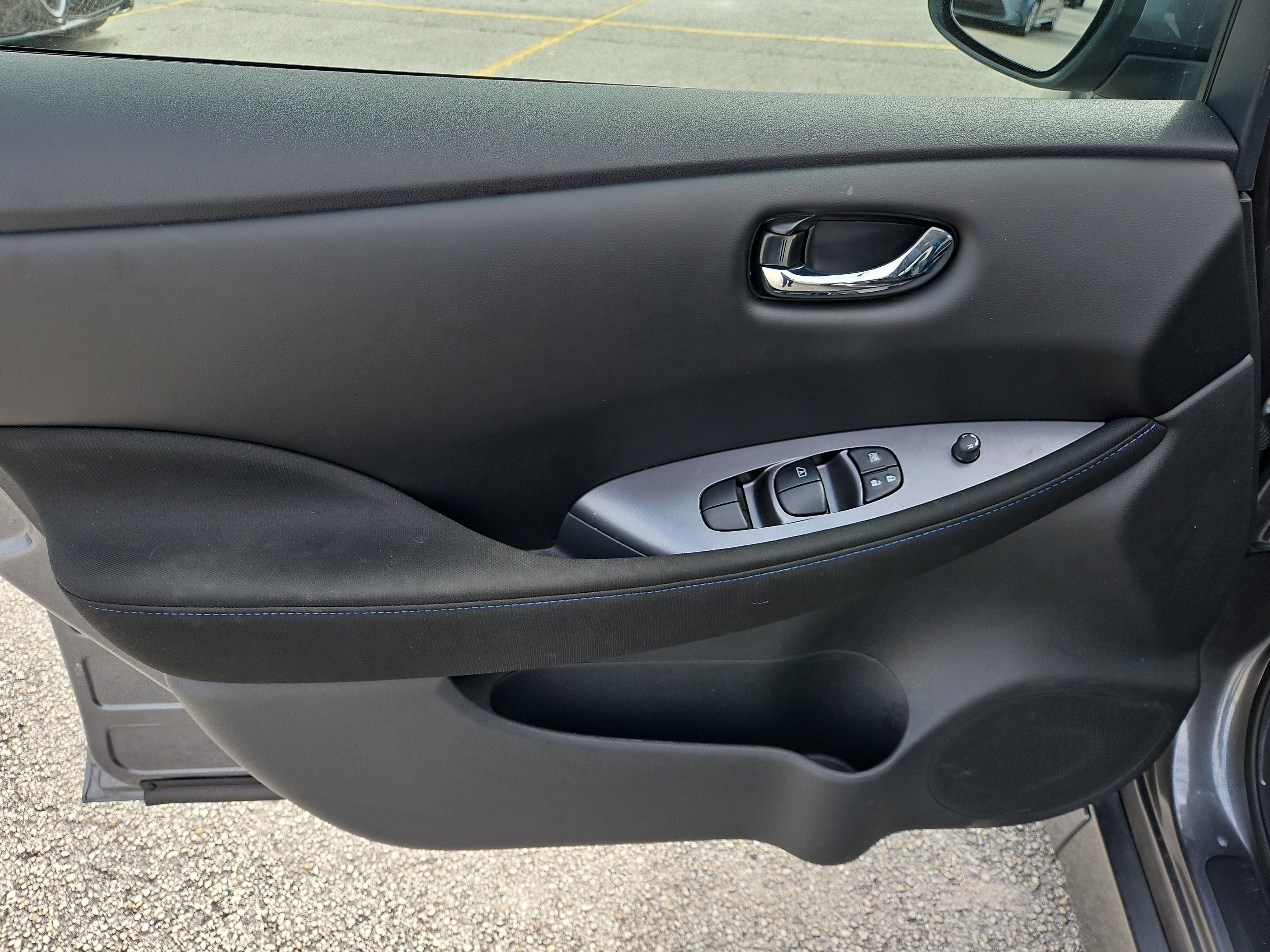 Used 2025 Nissan Leaf S image 14