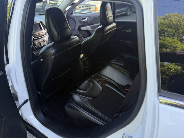 Used 2019 Jeep Cherokee Latitude Plus AWD/4WD image 8