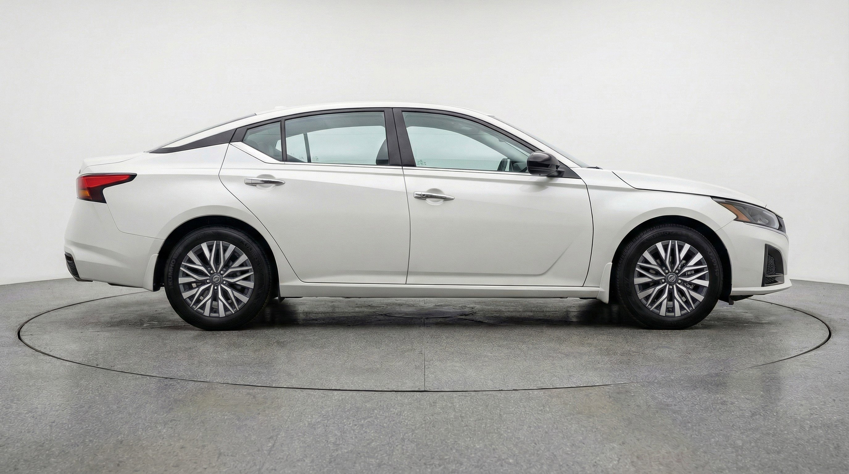 Used 2025 Nissan Altima 2.5 SV FWD image 11
