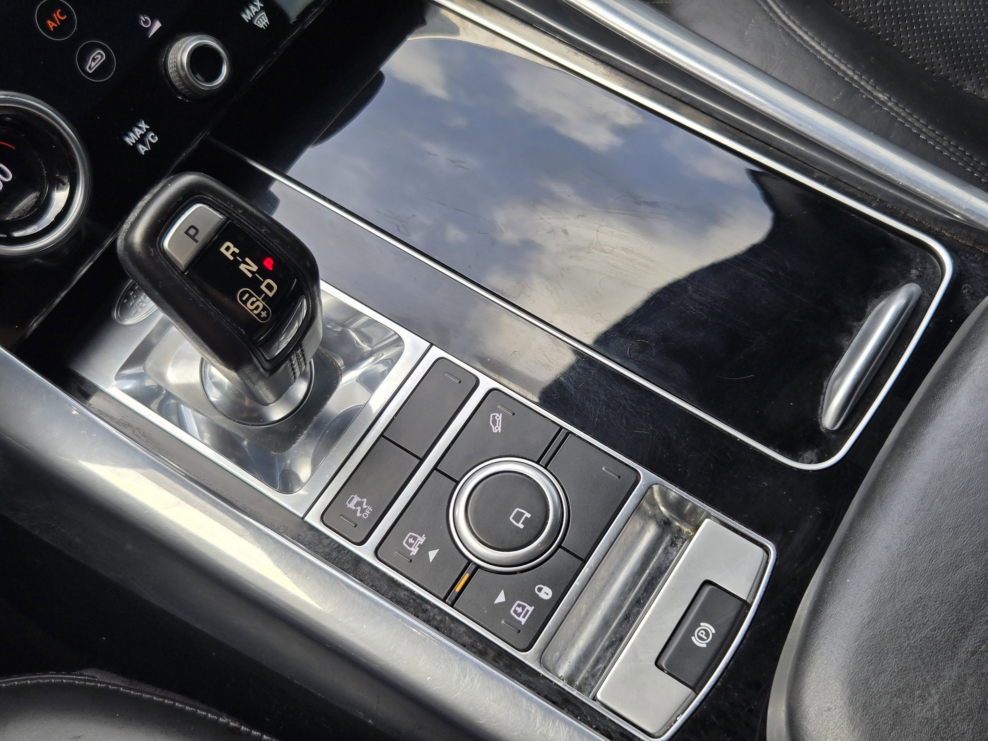 Used 2018 Land Rover Range Rover Sport HSE image 15